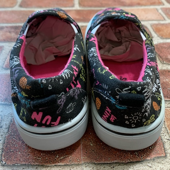 Girls slip on sneakers. Size 3 - Picture 3 of 8